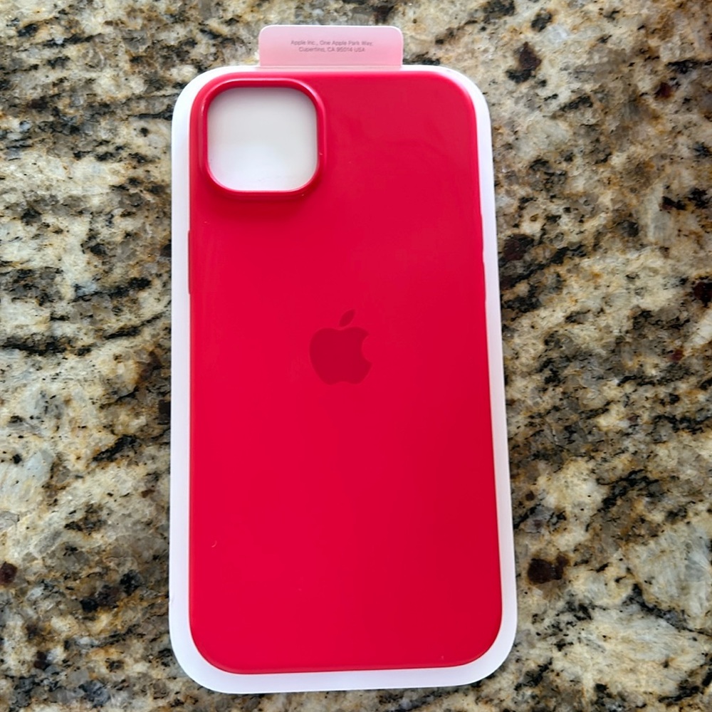 NWOT IPHONE 14 plus apple silicone case in excellent condition, like new